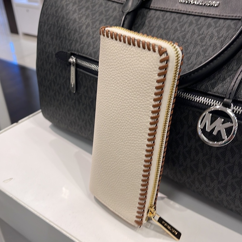 Michael Kors Jet Set Travel Large Pebble Leather Quarter-Zip Wallet
NWT - Picture 13 of 16